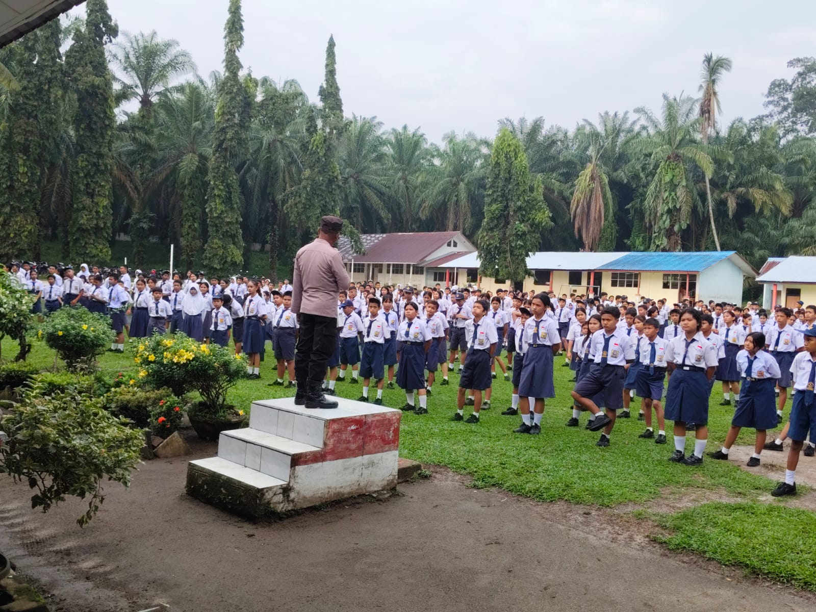 Police Go to School, Polsek Silou Kahean Beri Edukasi Lalu Lintas dan Bahaya Narkoba ke Siswa SMP Negeri 1