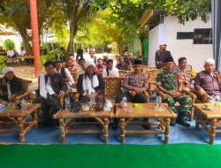 Wakili Kapolsek, Panit Lantas dan Bhabinkamtibmas Tanah Jawa Hadiri Peringatan Maulid Nabi di Ponpes Daaruttauhid Ahlillah