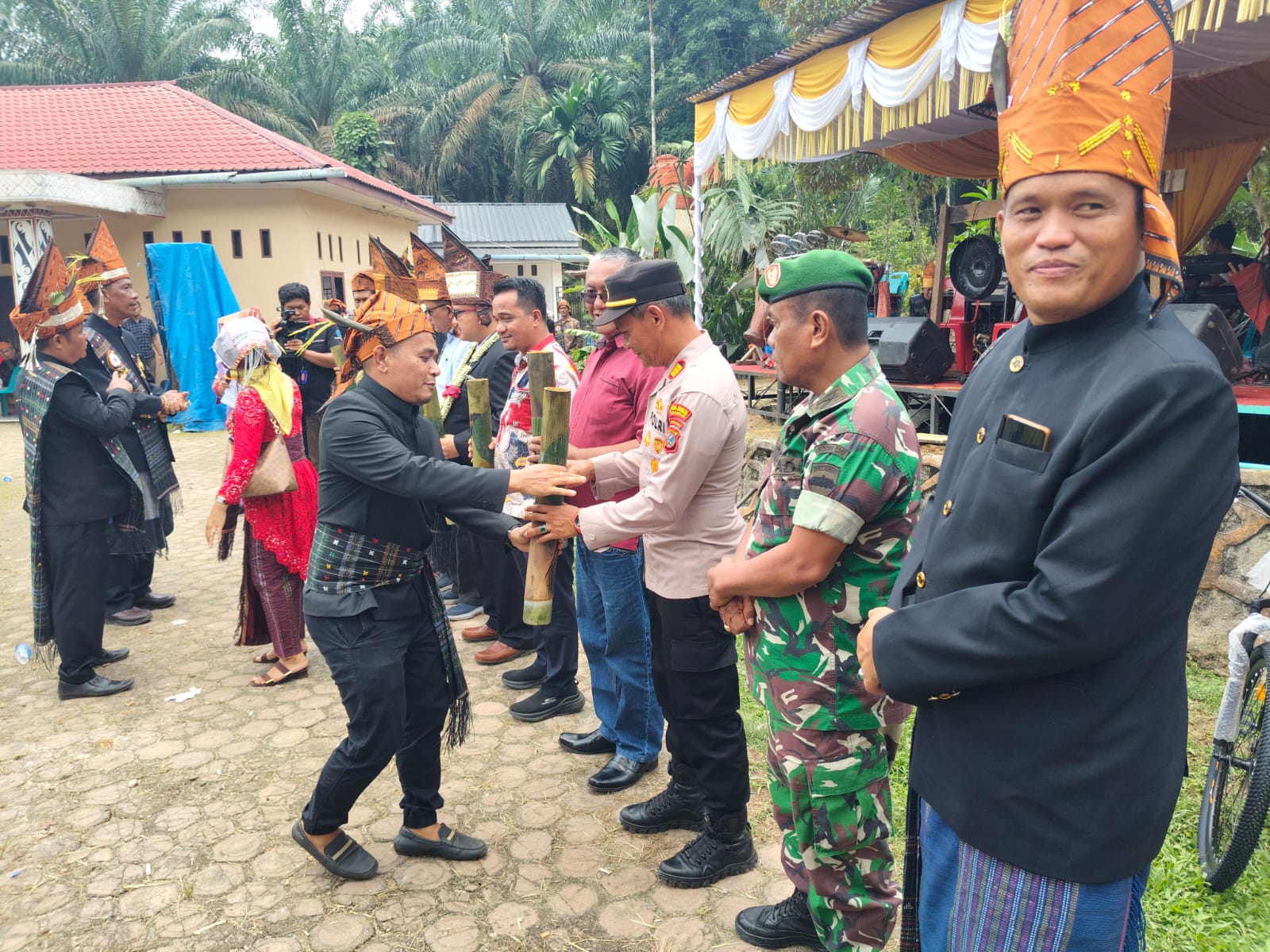 Dihadiri 1.500 Tamu Undangan, Kapolsek Silou Kahean Pimpin Pengamanan Pelantikan Ketua P3BP Kecamatan Silou Kahean