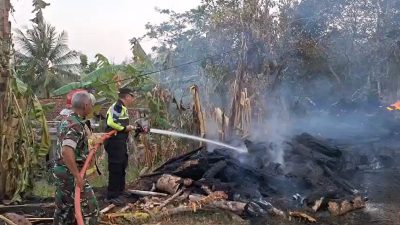 Polsek Cipari Gerak Cepat Padamkan Kebakaran Pangkalan Kayu, Cegah Api Merembet ke Lahan Warga