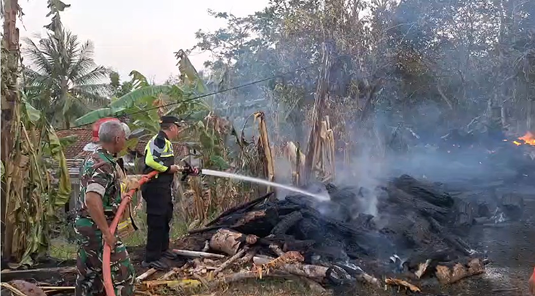 Polsek Cipari Gerak Cepat Padamkan Kebakaran Pangkalan Kayu, Cegah Api Merembet ke Lahan Warga