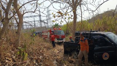 Bersama Petugas Gabungan, Koramil 06/Kesugihan Tangani Kebakaran Lahan Jati