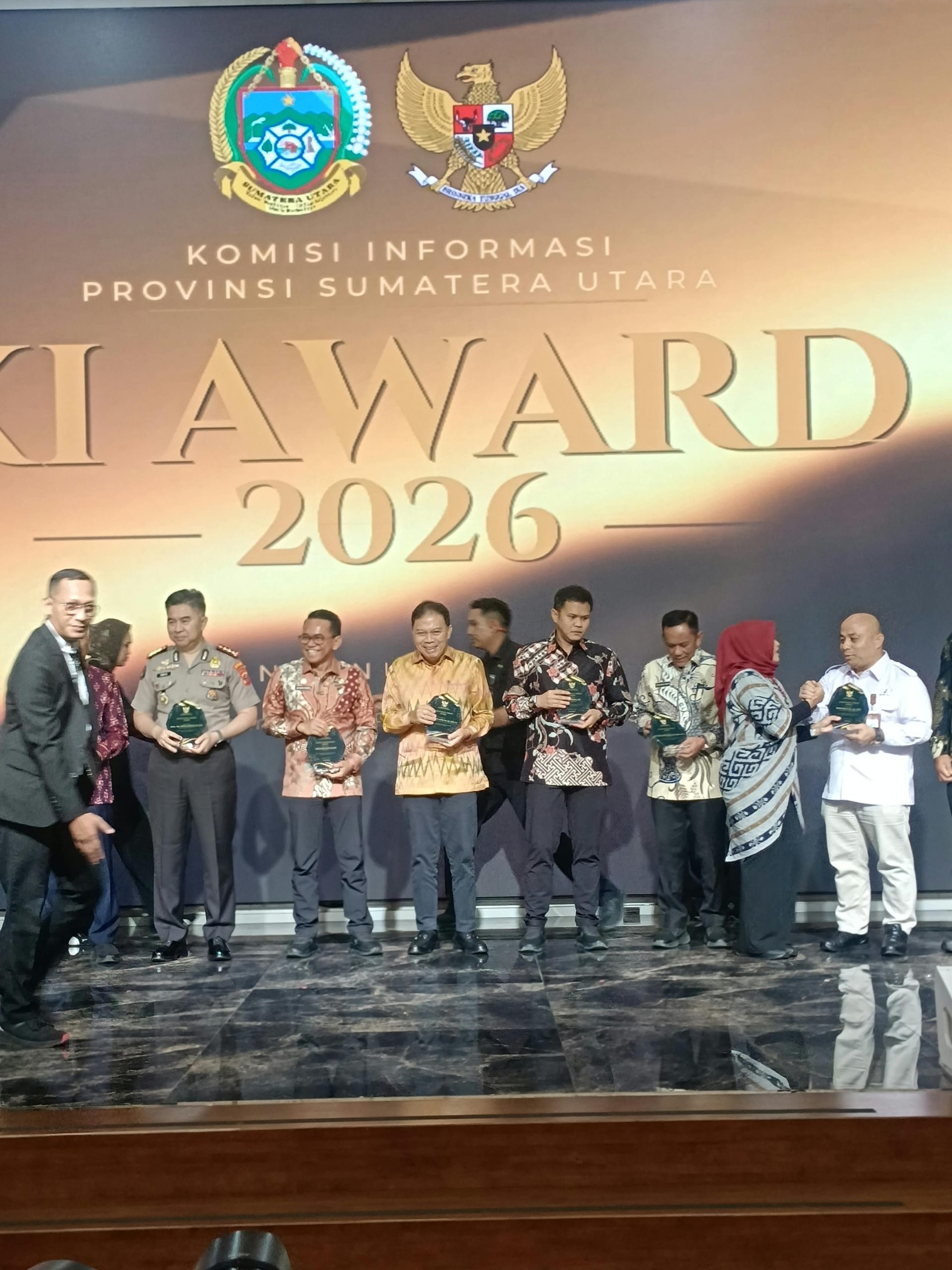 Bupati Batu Bara Raih Achievement Person Award pada KI Sumut Award 2026, Kabupaten Batu Bara Berpredikat Informatif