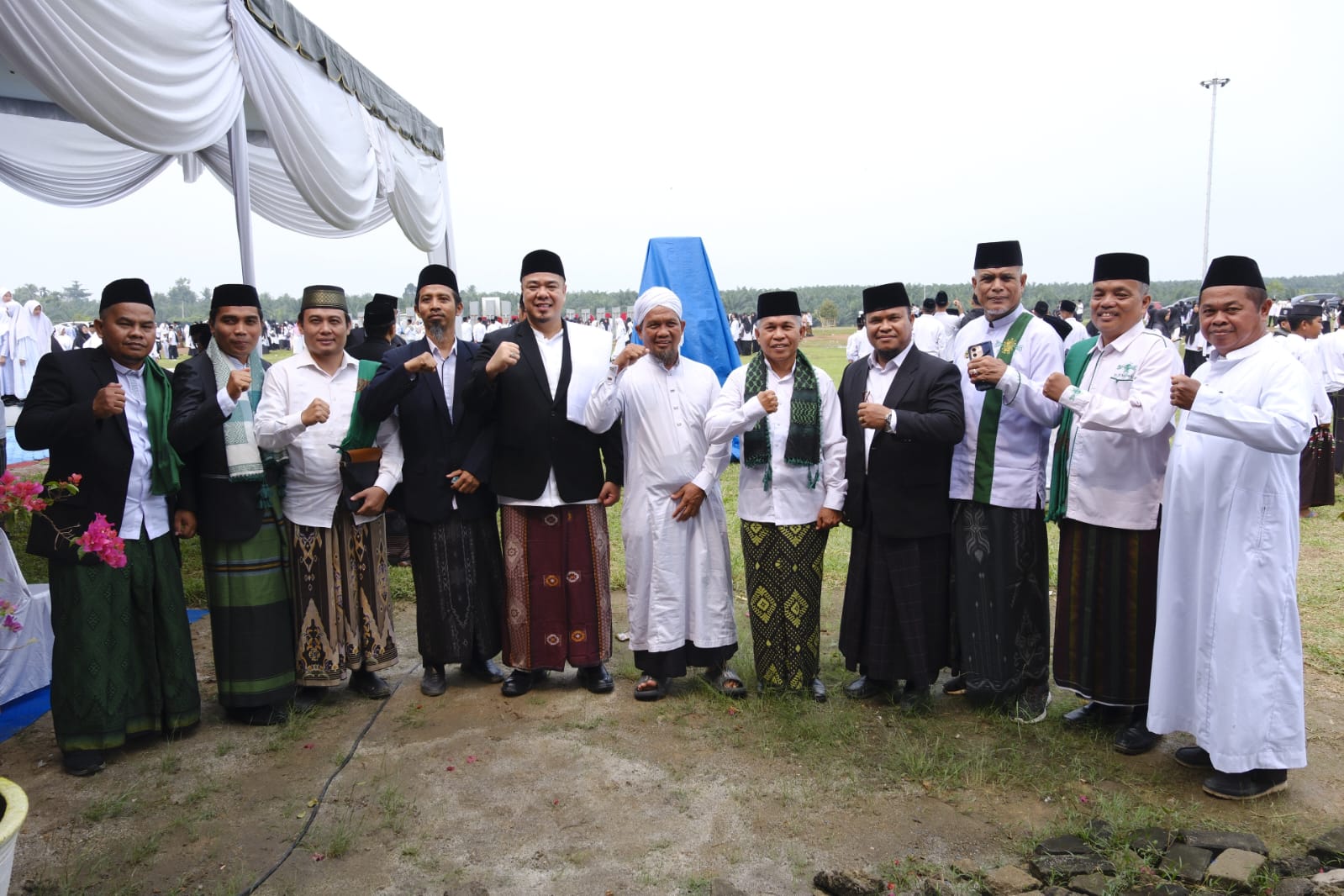 Pimpin Upacara Hari Santri Nasional ke -11, Wabup Syafrizal Serahkan Bantuan Sarana Ibadah kepada 13 Pesantren